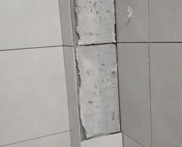 兰坪瓷砖空鼓维修公司分享下瓷砖施工前基层浇水润湿程度不足，可能导致以下问题